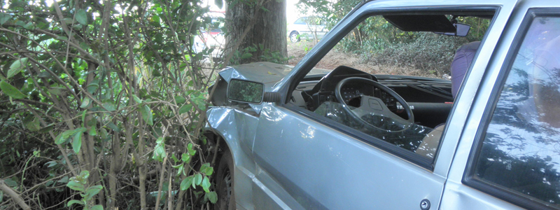 Carro furtado é colidido contra árvore e abandonado pelos ladrões