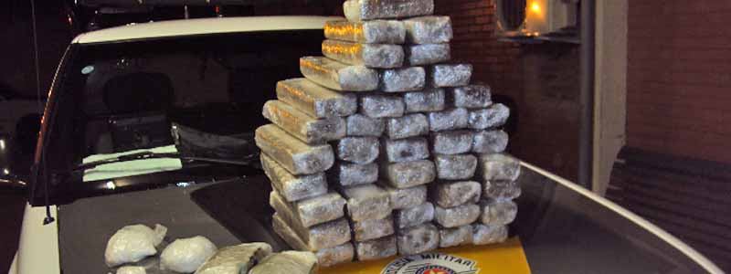 Polícia Rodoviária flagra idoso com 26 kg de maconha em malas e menor com cocaína nas partes íntimas