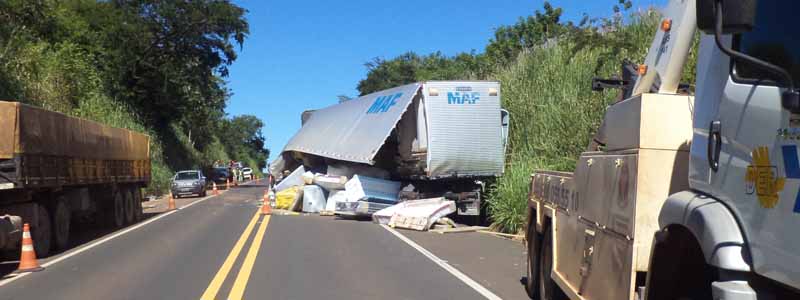 Carreta dá “L” entre Assis/Paraguaçu; caminhão desgovernado quase provoca 2º acidente