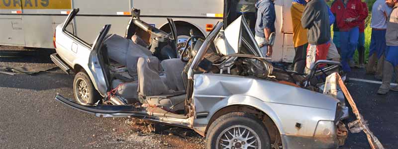 Motorista fica gravemente ferido após colidir carro contra ônibus rural