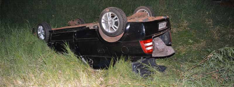 Motorista não percebe lombada, passa em alta velocidade e capota veículo