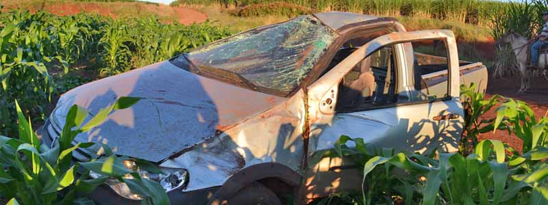 Motorista é arremessada para fora do veículo durante acidente em rodovia