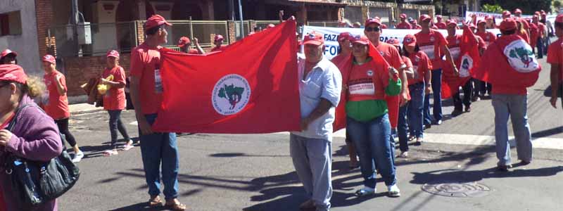 Mobilização do MST percorre ruas de Paraguaçu Paulista para chamar atenção para causas sociais