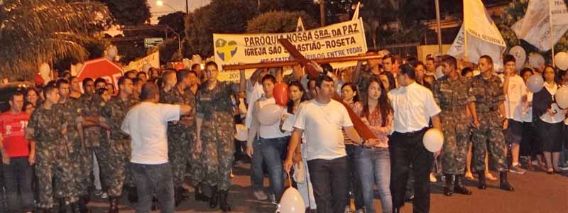 Católicos se reúnem para receber os símbolos da Jornada Mundial da Juventude