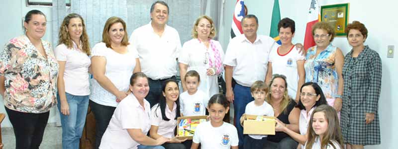Prefeito Ediney recebe estudantes em seu gabinete para entrega de kits escolares