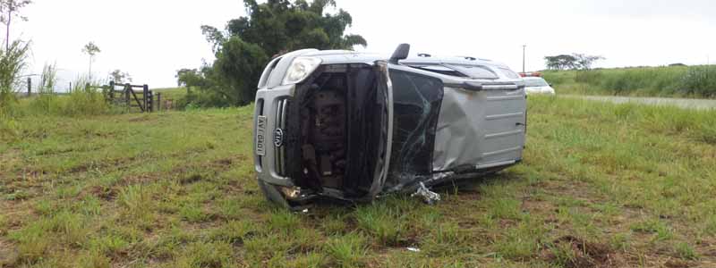 Sportage capota ao aquaplanar na rodovia