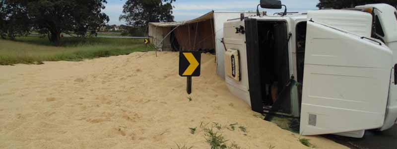 Carreta que transportava farelo de soja tomba ao fazer trevo