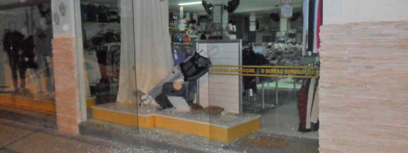 Ladrões estouram vitrine de blindex e furtam cerca de 70 peças de roupas