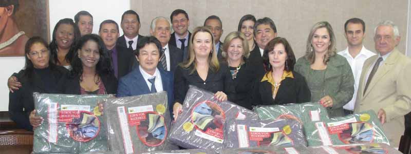 Vereadores e servidores da Câmara fazem doação de cobertores