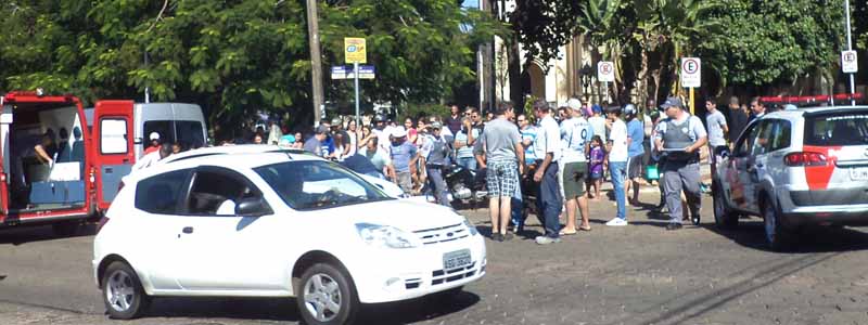 Acidente no centro da cidade deixa duas pessoas feridas