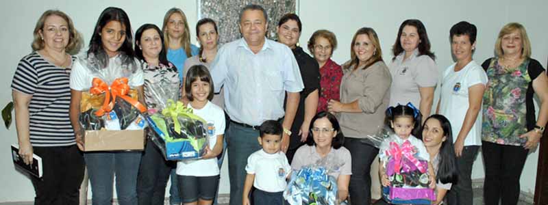 Estudantes da rede municipal recebem uniformes escolares