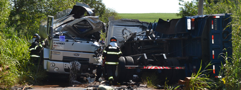 Caminhões carregados se chocam e ficam destruídos no distrito de Roseta