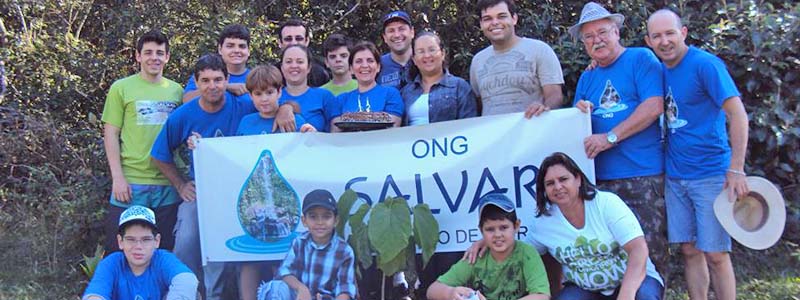 ONG Salvar faz aniversário e integrantes comemoram plantando cerca de 70 mudas de árvores nativas