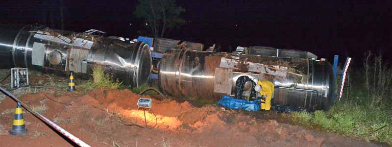 Tanques com cerca de 44 mil litros de diesel tombam próximo ao Horto Florestal