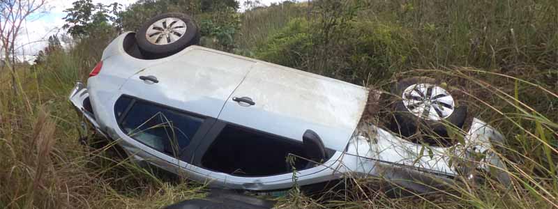 Para não colidir na traseira de veículo, Gol desvia, perde o controle da direção e capota
