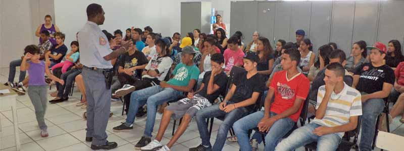Palestra sobre drogas é realizada pela PM no CRAS II