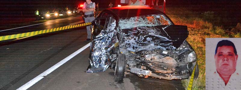Ao tentar fazer ultrapassagem, motorista bate de frente com caminhão e morre