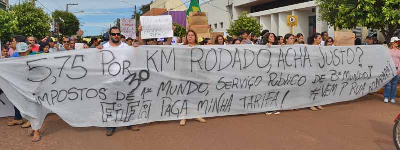 Manifestação reúne aproximadamente 500 pessoas em Maracaí