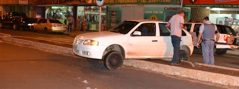 Motorista embriagado invade canteiro central e carro fica atravessado