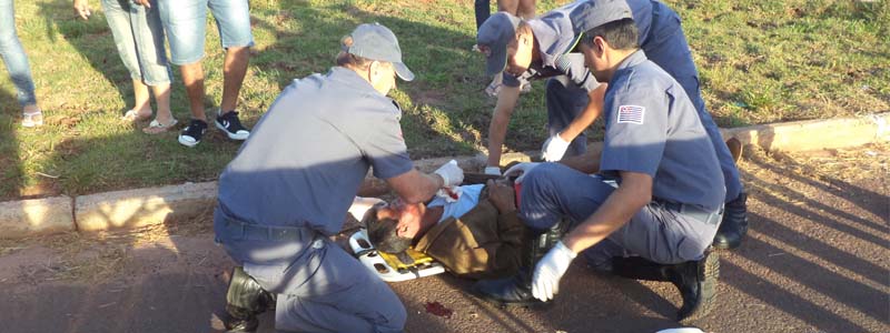 Motociclista fica ferido ao colidir na traseira de carro
