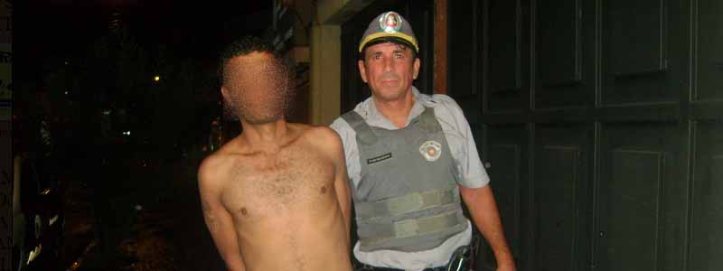 Paraguaçuense fica pendurado em janela de caminhão em movimento durante roubo
