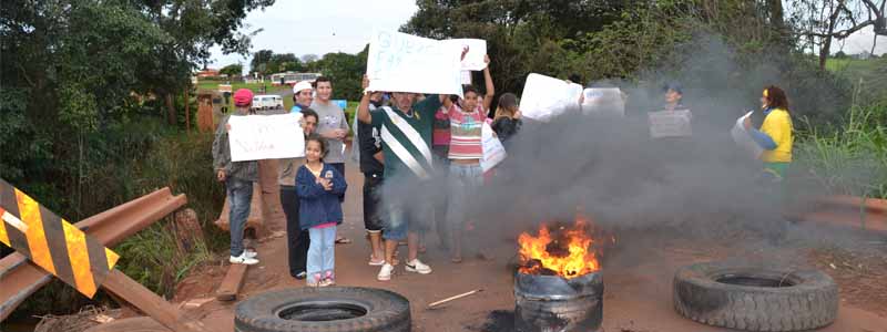 Manifestantes queimam pneus e interditam ponte no distrito de Roseta
