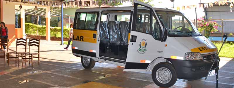Rodrigo Garms faz entrega de Minibus para a APAE de Paraguaçu Paulista