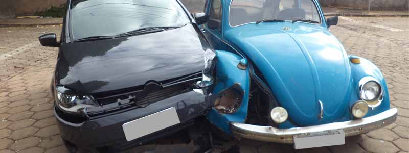 Dois carros se envolvem em acidente no centro da cidade