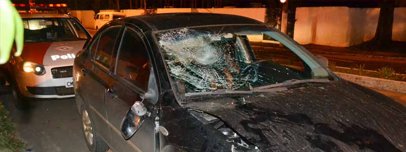 Motociclista fica ferido depois de ser arremessado contra para-brisa de carro