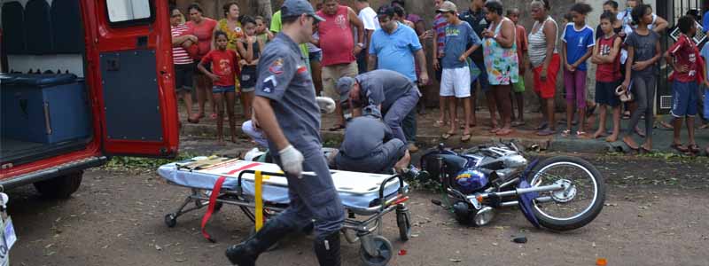 Motociclista fica ferido após se envolver em acidente com carro