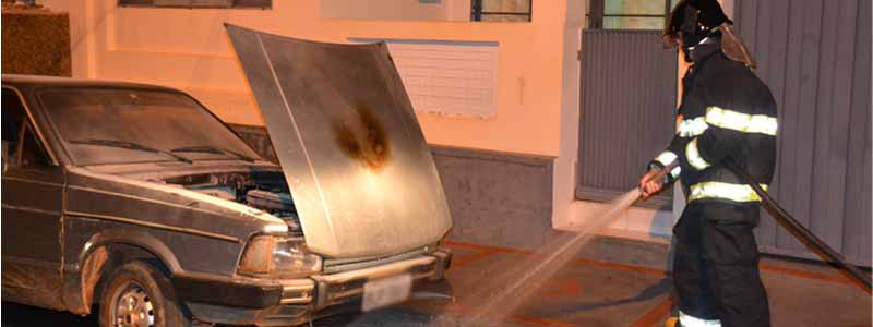 Bombeiros são acionados para controlar princípio de incêndio em carro, mas acabam sendo agredidos