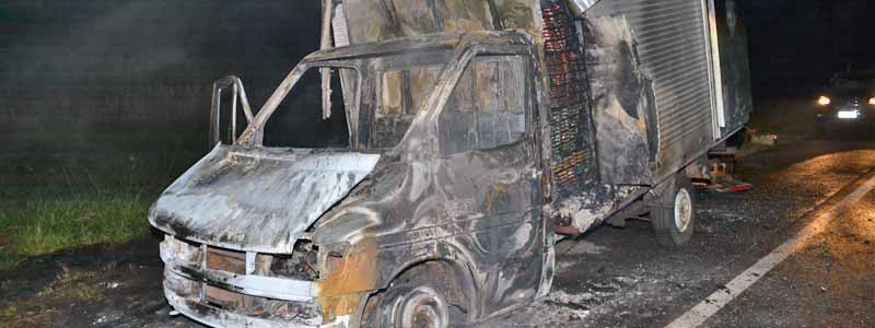 Caminhão carregado com caixas de brinquedos pega fogo e fica destruído