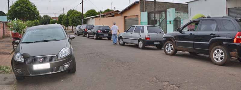 Após serem atingidos por pedras de granizo, carros fazem fila em oficina