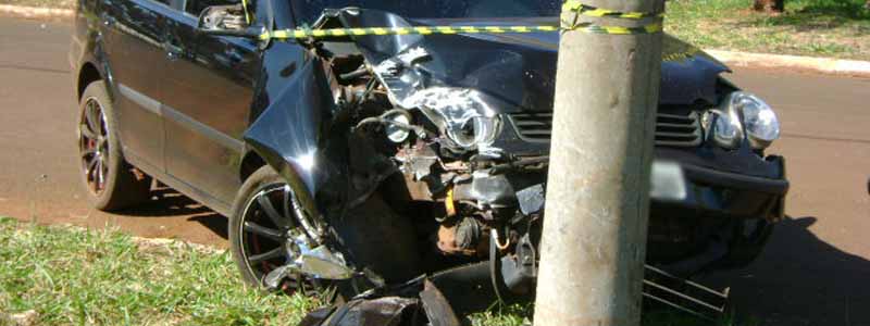Menores roubam carro em Palmital, mas durante a fuga colidem o veículo em Cândido Mota