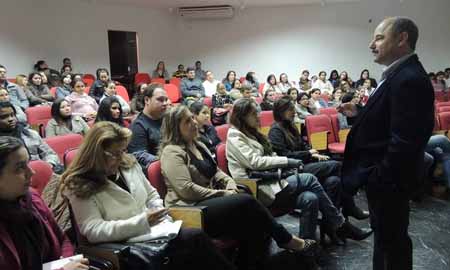 Palestra marca abertura da 2ª Jornada de Enfermagem da Fema