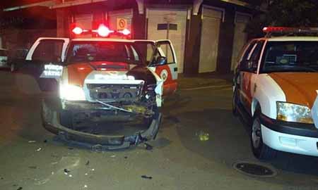 Caminhão e viatura da Força Tática da PM de Assis se envolvem em acidente em Cândido Mota