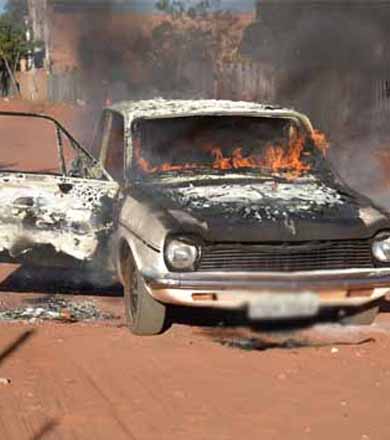Incêndio causado por pane elétrica destrói carro