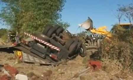 Carro bate em caminhão e mata uma pessoa na rodovia de Tupã