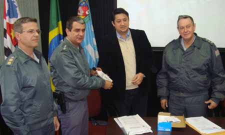 Prefeitura de Assis entrega aparelhos decibelímetros à PM