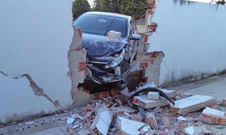 Motorista perde controle da direção e choca veículo contra muro de creche