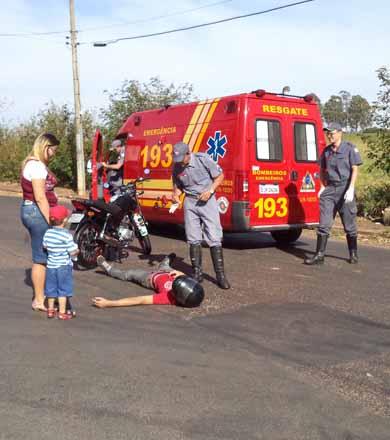 Motociclista fica desacordado após se envolver em acidente na Murilo Macedo