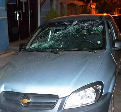 Skatista desatento colide contra veículo e estoura para-brisa