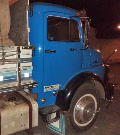 Ajudante de motorista pula de caminhão em movimento