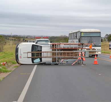 Veículo da Vale Paranapanema tomba após motorista desviar de carro