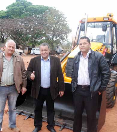 Paraguaçu Paulista recebe retroescavadeira do Governo Federal