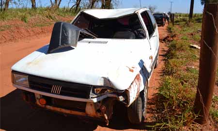 Acidente em estrada de terra deixa duas pessoas feridas