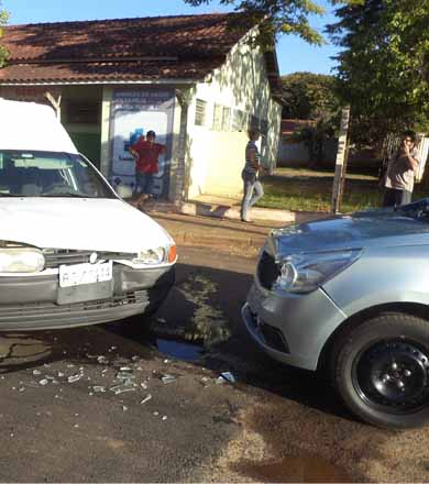 Ao fazer conversão, carro colide contra ambulância