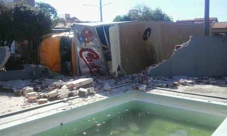 Caminhão carregado de móveis destrói muro de casa em Ourinhos