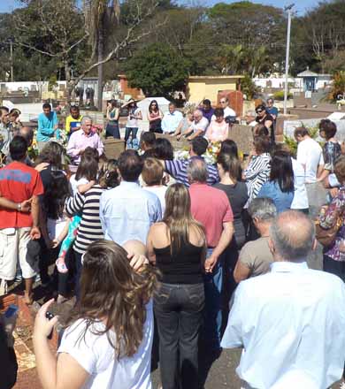 Familiares e amigos dão o último adeus a Edson Destrutti