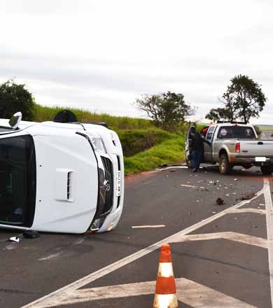 Hilux tomba após ser colidida por F-250 no trevo de Cardoso de Almeida